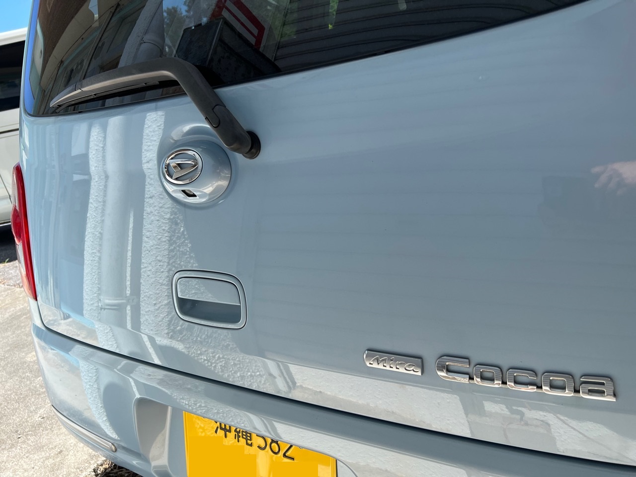エンブレム下に純正リヤカメラを然りげ無く装備